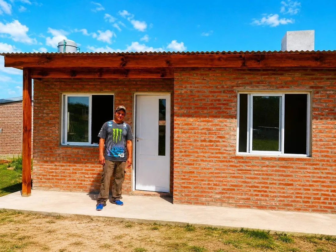 Entrega de vivienda a Alexis, en Pasteur, Buenos Aires