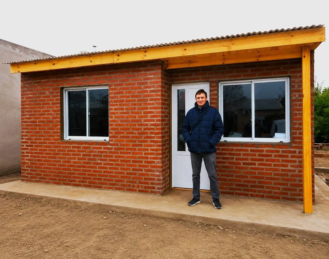 Entrega de vivienda a Pablo Besana, en Arenales, Buenos Aires