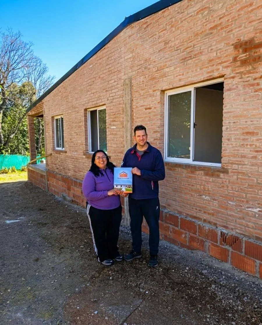 Entrega de vivienda a familia en Tanti, Córdoba