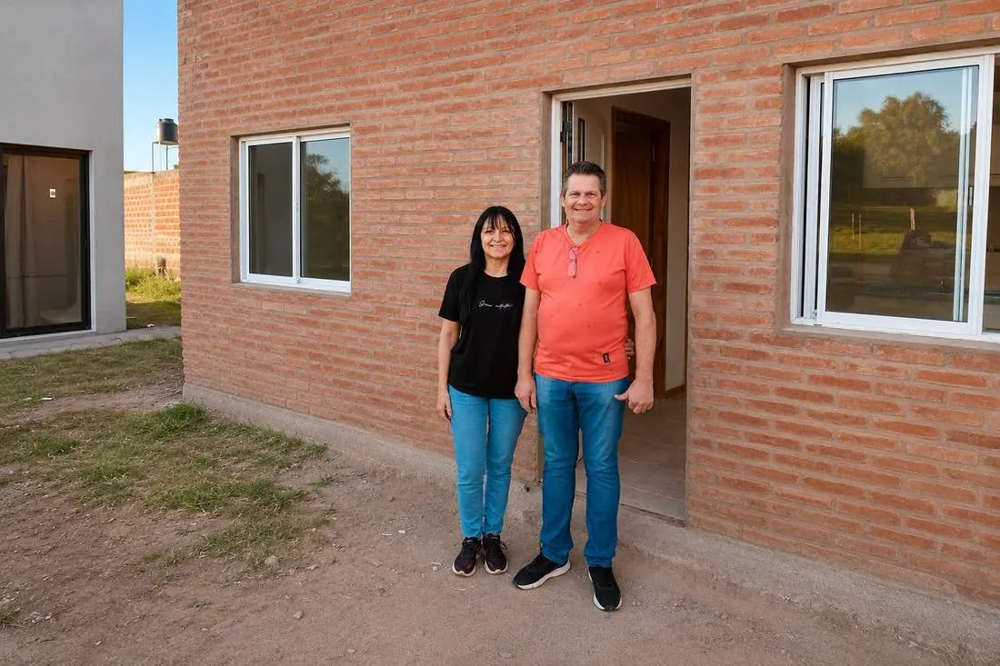 Familia en la entrega de su vivienda en San José, Entre Ríos