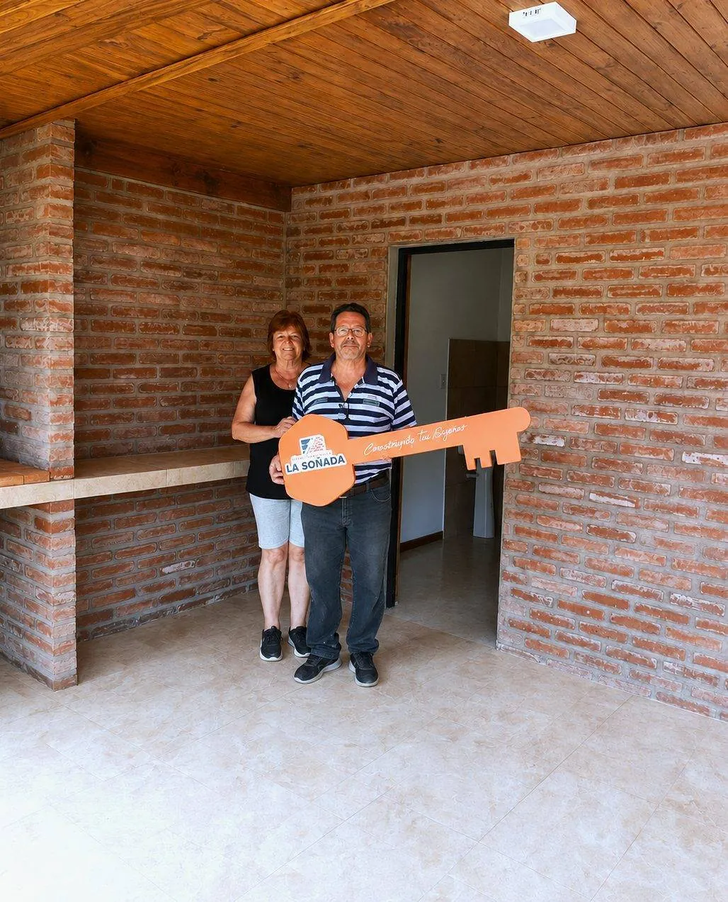 Familia en la entrega de su vivienda en Pascanas, Córdoba
