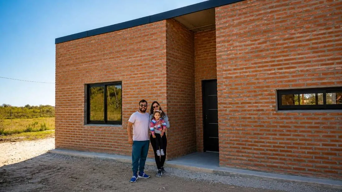 Familia en la entrega de su vivienda