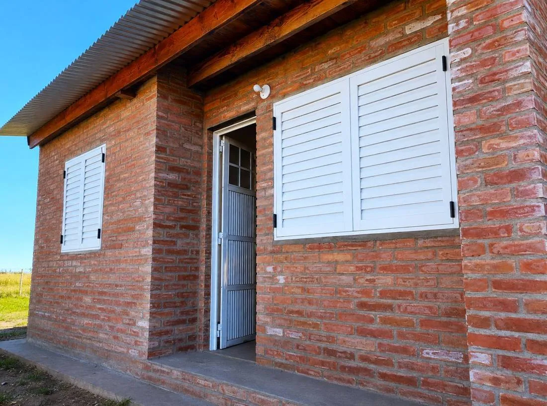 Postigones blancos y puerta de reja