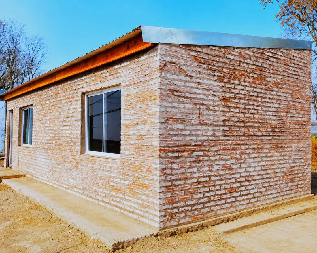 Fachada en ladrillo visto claro — General Villegas, Buenos Aires